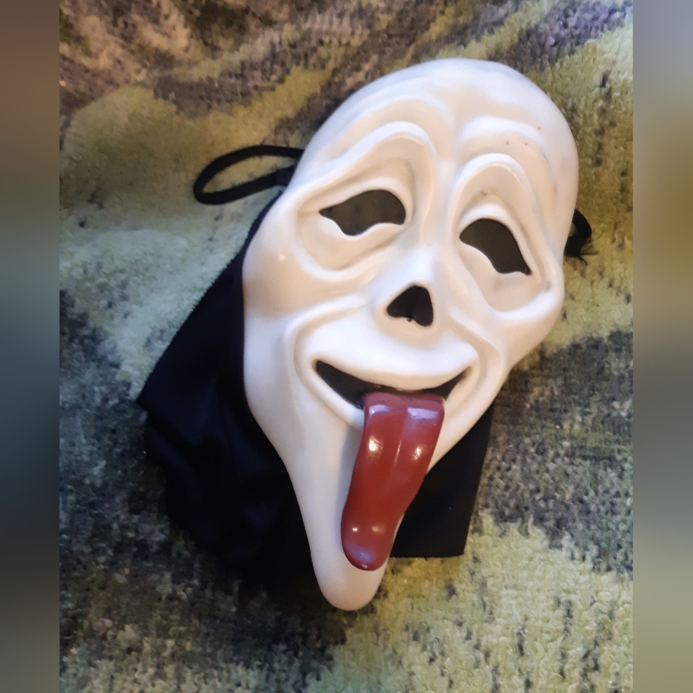 Scary Movie Mask - Picture 11 of 14